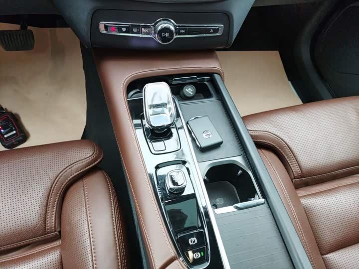 Фото 6 - Volvo XC90