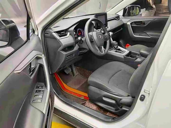 Фото 4 - Toyota RAV4