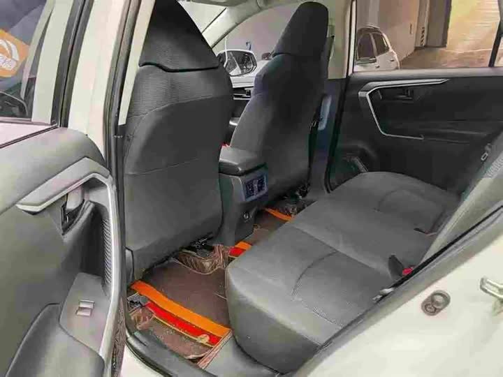 Фото 6 - Toyota RAV4