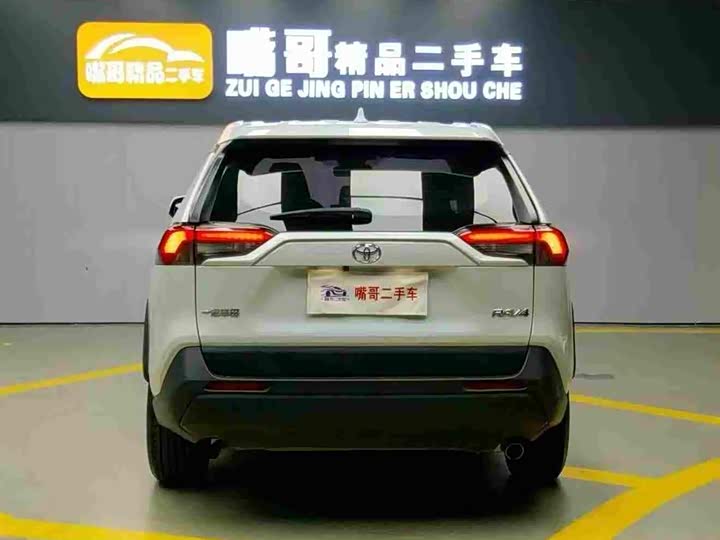 Фото 8 - Toyota RAV4