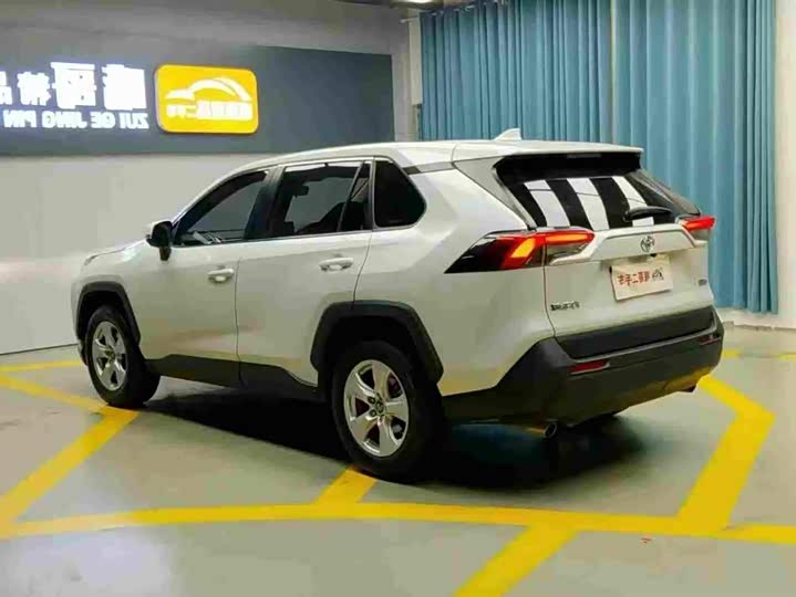 Фото 9 - Toyota RAV4