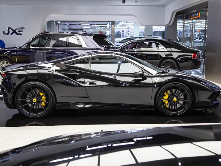 Фото 3 - Ferrari F8