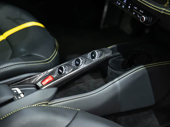 Фото 7 - Ferrari F8