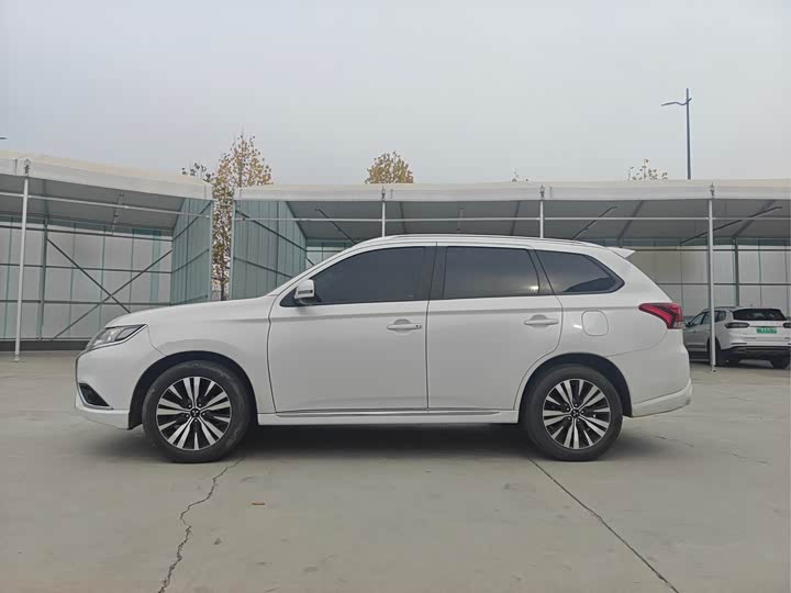 Фото 7 - Mitsubishi Outlander