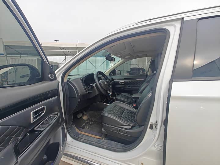 Фото 8 - Mitsubishi Outlander