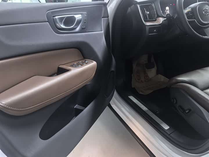 Фото 4 - Volvo XC60