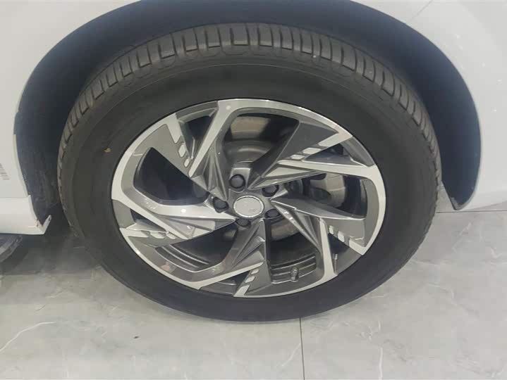 Фото 6 - Hongqi HS3 Hybrid