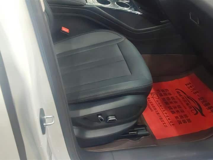 Фото 8 - Hongqi HS3 Hybrid