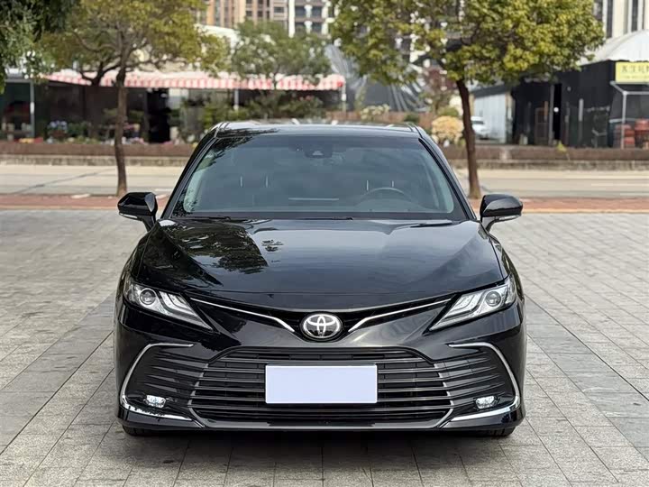 Фото 2 - Toyota Camry