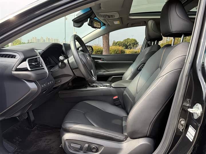 Фото 4 - Toyota Camry