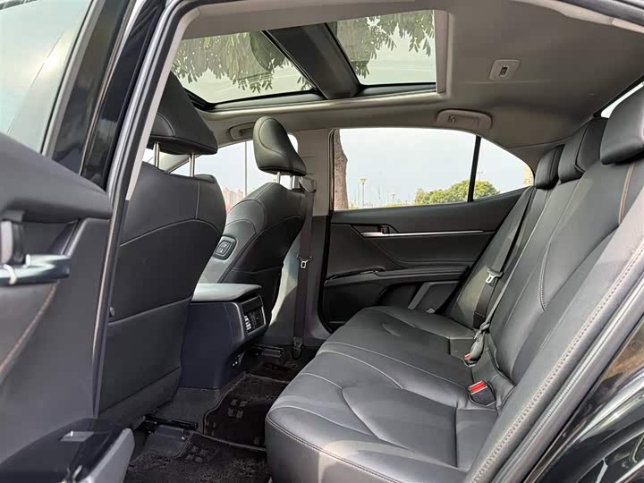 Фото 5 - Toyota Camry