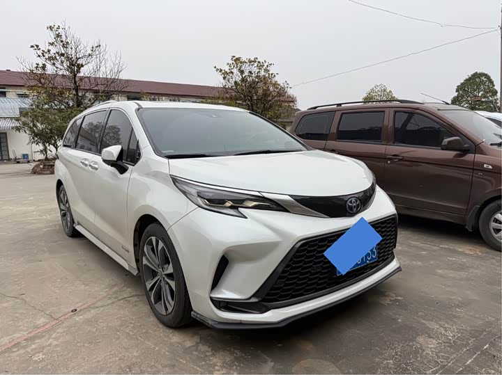 Фото 3 - Toyota Granvia