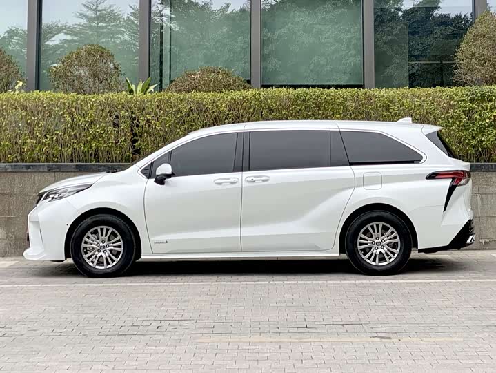 Фото 7 - Toyota Sienna