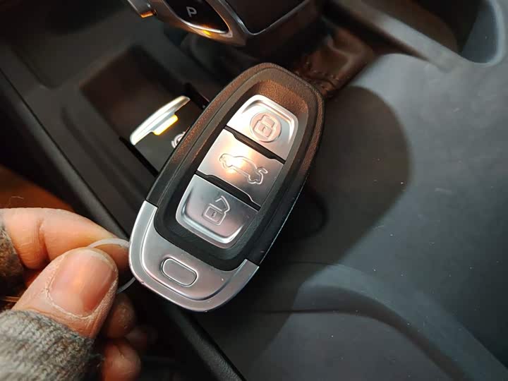 Фото 9 - Hongqi E-QM5