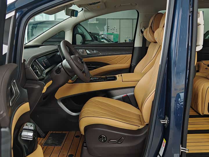 Фото 9 - Denza D9