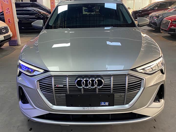 Фото 2 - Audi e-tron