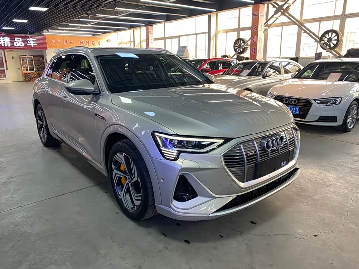 Фото 3 - Audi e-tron