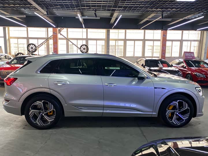 Фото 4 - Audi e-tron