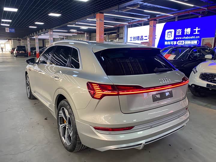 Фото 7 - Audi e-tron