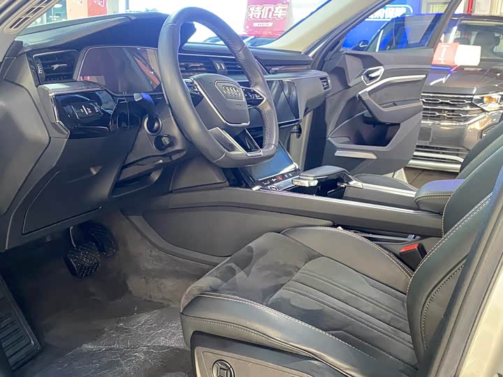 Фото 9 - Audi e-tron