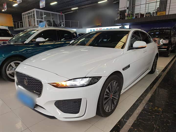 Фото 2 - Jaguar XE L