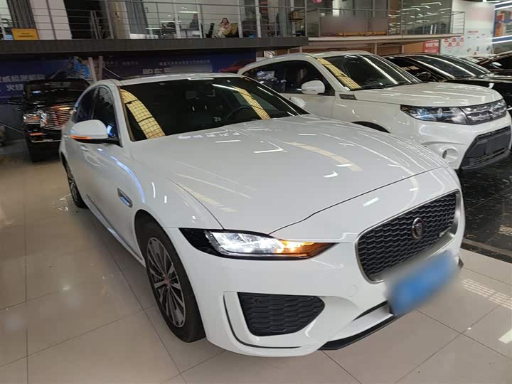 Фото 4 - Jaguar XE L