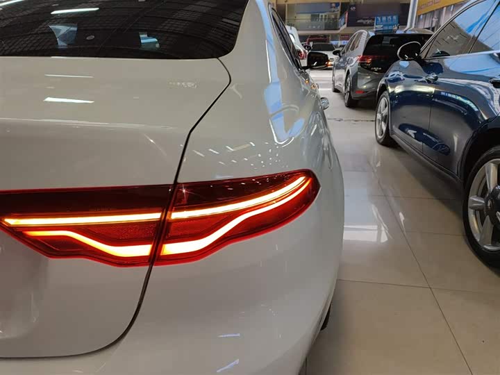 Фото 8 - Jaguar XE L