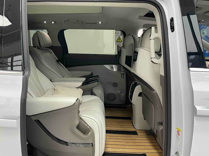 Фото 9 - Denza D9