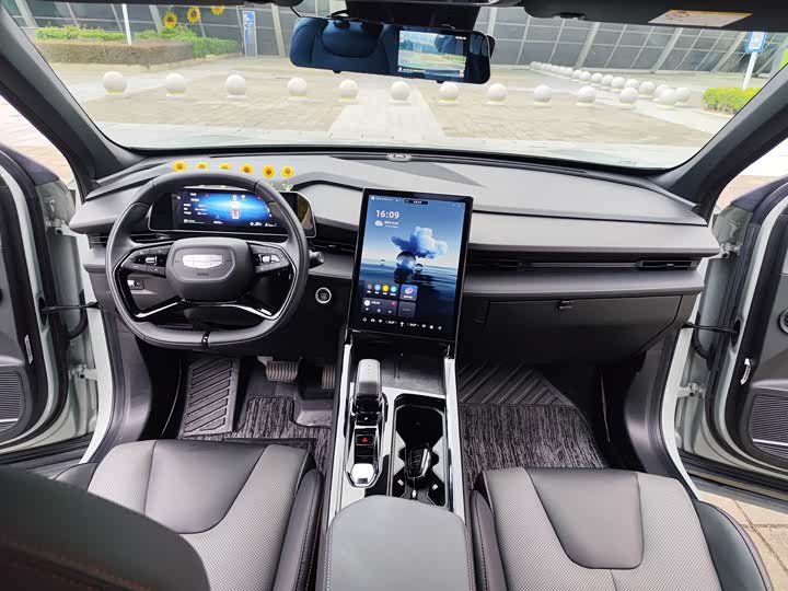 Фото 5 - Geely Atlas