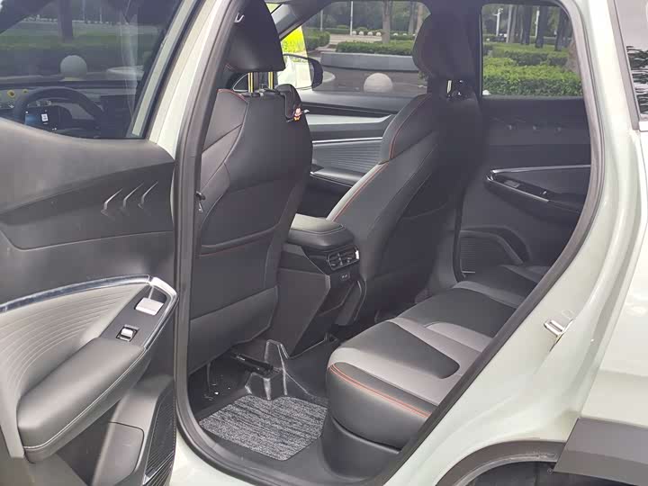 Фото 6 - Geely Atlas