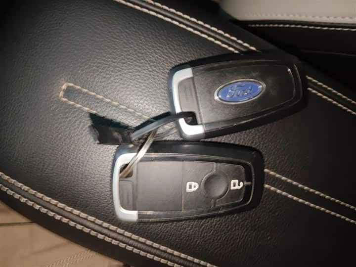 Фото 9 - Ford Escape