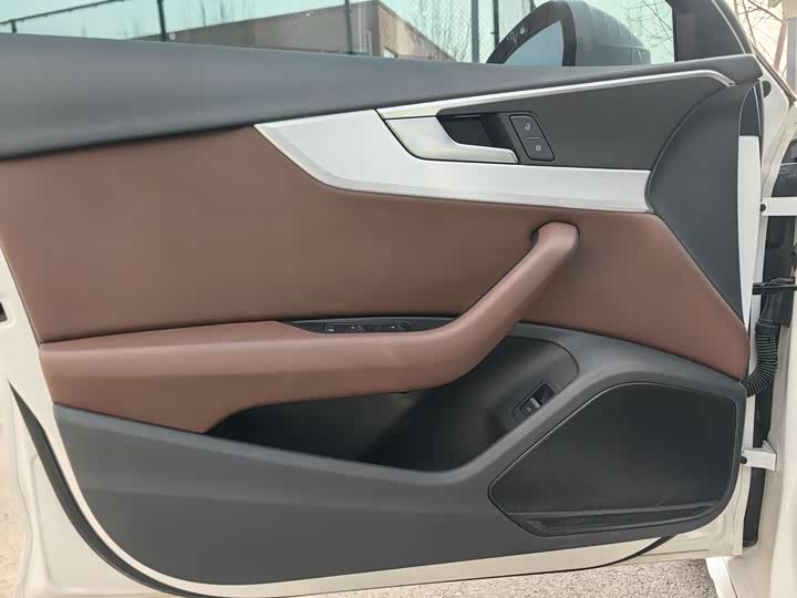 Фото 9 - Audi A4L