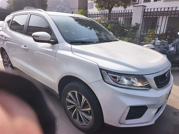 Фото 4 - Geely Vision X6