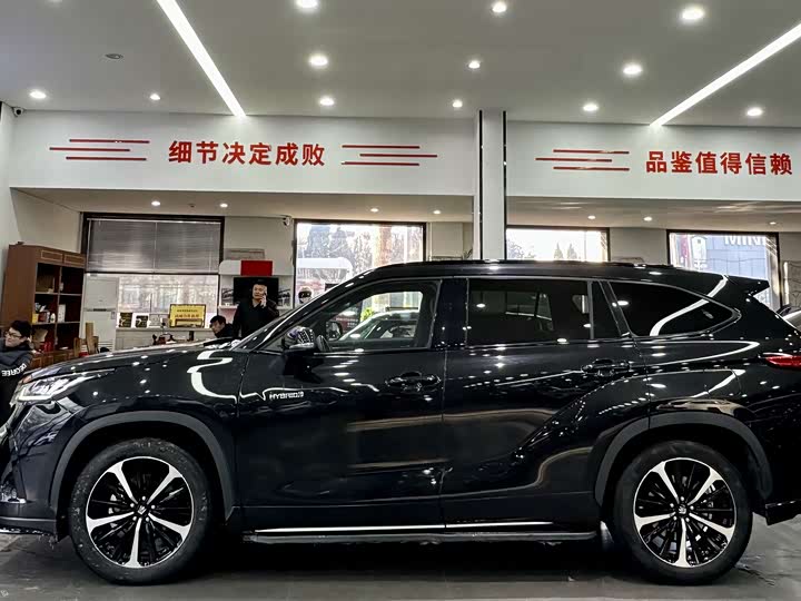 Фото 2 - Toyota Crown Kluger