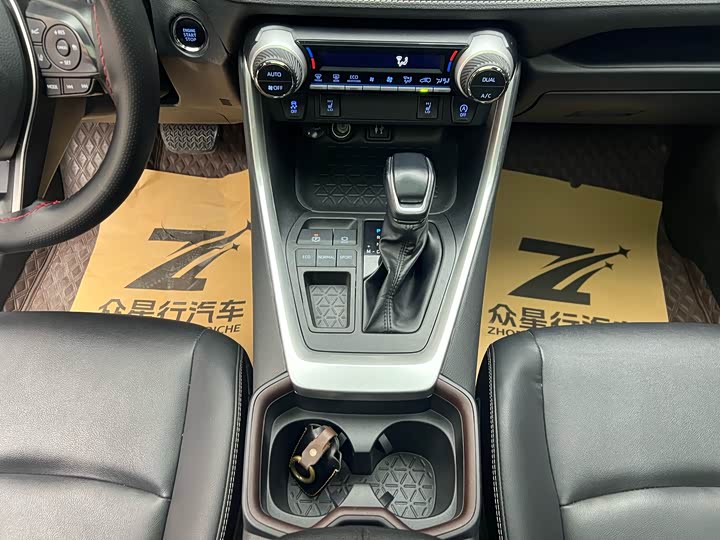 Фото 9 - Toyota RAV4