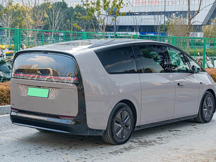 Фото 5 - LiXiang Mega