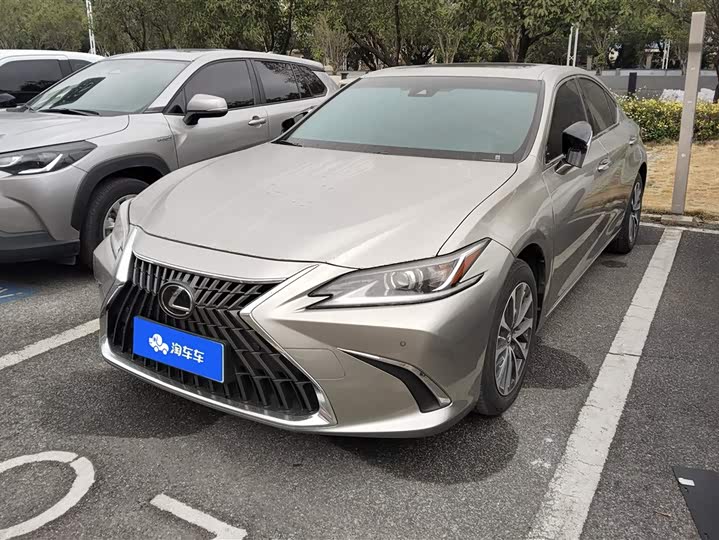 Фото 1 - Lexus ES