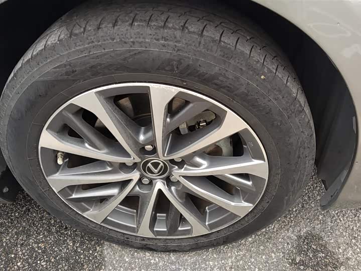 Фото 6 - Lexus ES