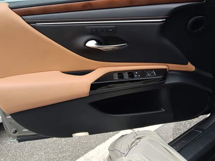 Фото 7 - Lexus ES