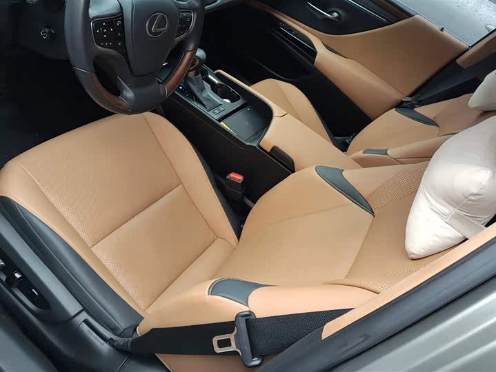 Фото 9 - Lexus ES