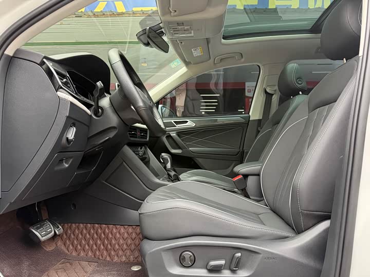 Фото 4 - Volkswagen Tiguan L Pro