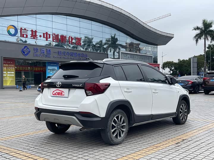 Фото 8 - Toyota Yaris L Hatchback