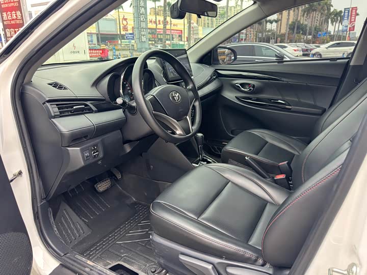 Фото 9 - Toyota Yaris L Hatchback