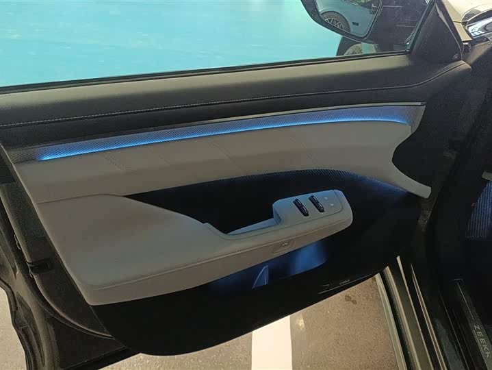 Фото 7 - Zeekr 001