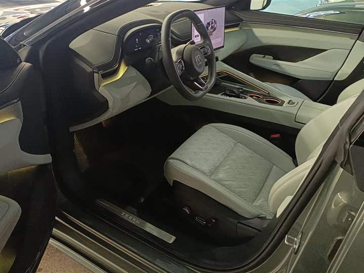 Фото 9 - Zeekr 001