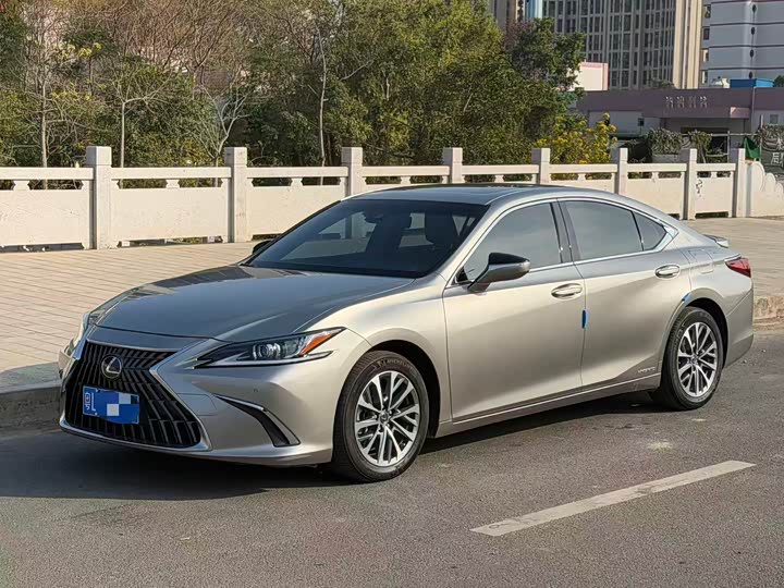 Фото 1 - Lexus ES