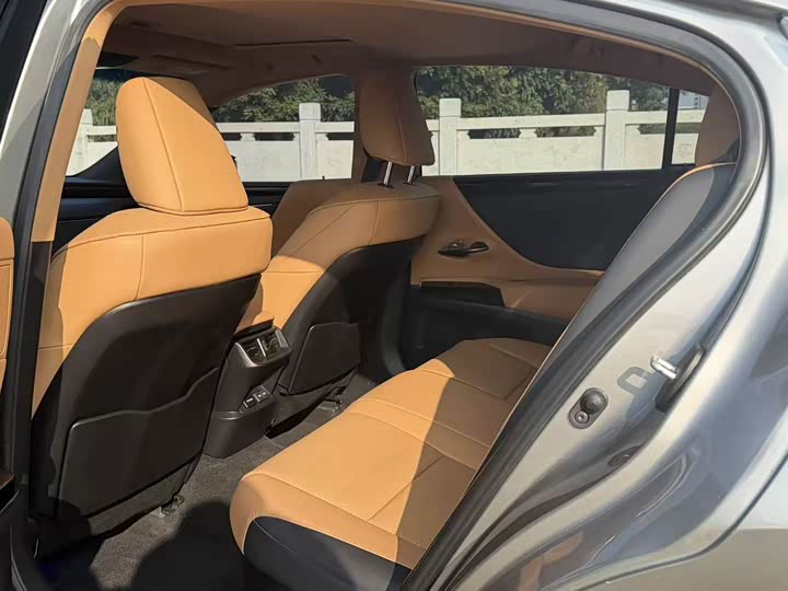 Фото 3 - Lexus ES