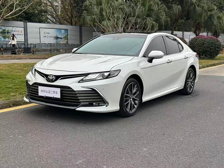 Фото 1 - Toyota Camry