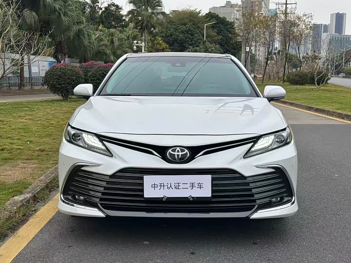 Фото 2 - Toyota Camry