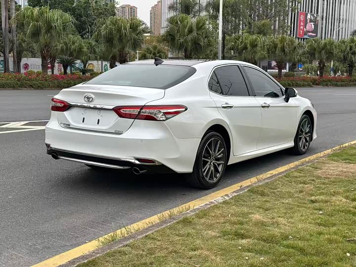 Фото 4 - Toyota Camry